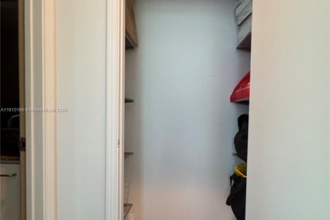 Copropriété à vendre à Miami, Floride: 1 chambre, 88.91 m2 № 1966405 - photo 15