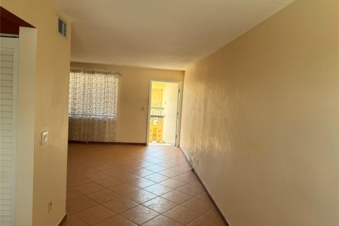 Condominio en alquiler en Hollywood, Florida, 1 dormitorio, 78.97 m2 № 1207874 - foto 1