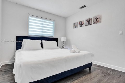 House in Hollywood, Florida 3 bedrooms, 153.1 sq.m. № 1930209 - photo 25