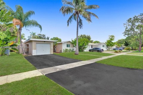 House in Hollywood, Florida 3 bedrooms, 153.1 sq.m. № 1930209 - photo 2