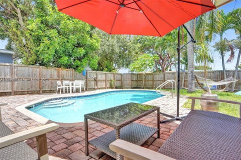 House in Hollywood, Florida 3 bedrooms, 153.1 sq.m. № 1930209 - photo 20