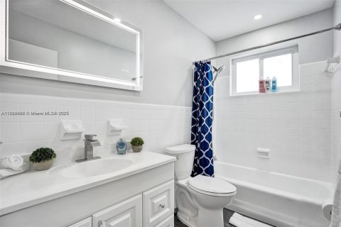 House in Hollywood, Florida 3 bedrooms, 153.1 sq.m. № 1930209 - photo 27