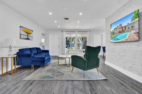 House in Hollywood, Florida 3 bedrooms, 153.1 sq.m. № 1930209 - photo 11