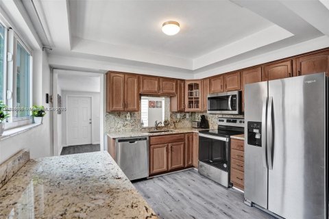 House in Hollywood, Florida 3 bedrooms, 153.1 sq.m. № 1930209 - photo 8