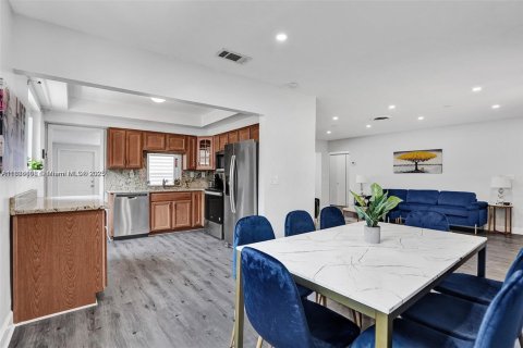 House in Hollywood, Florida 3 bedrooms, 153.1 sq.m. № 1930209 - photo 5