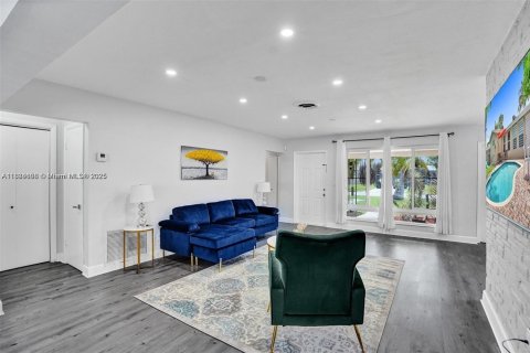 House in Hollywood, Florida 3 bedrooms, 153.1 sq.m. № 1930209 - photo 12