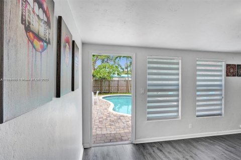 House in Hollywood, Florida 3 bedrooms, 153.1 sq.m. № 1930209 - photo 16