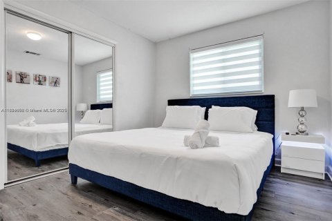 House in Hollywood, Florida 3 bedrooms, 153.1 sq.m. № 1930209 - photo 24