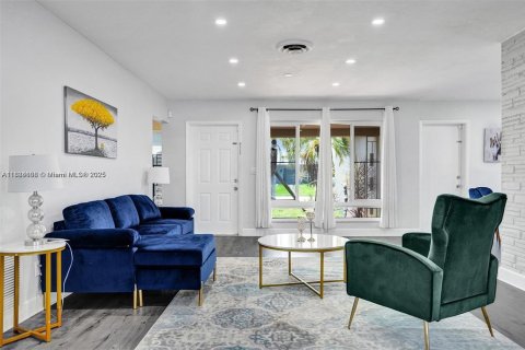 House in Hollywood, Florida 3 bedrooms, 153.1 sq.m. № 1930209 - photo 10