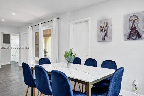 House in Hollywood, Florida 3 bedrooms, 153.1 sq.m. № 1930209 - photo 4