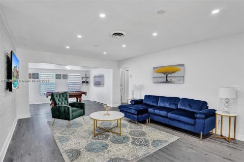 House in Hollywood, Florida 3 bedrooms, 153.1 sq.m. № 1930209 - photo 13