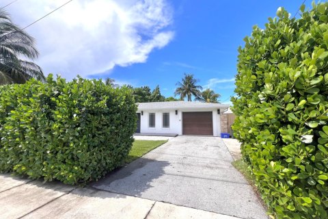 House in Delray Beach, Florida 2 bedrooms, 102.19 sq.m. № 2170020 - photo 3