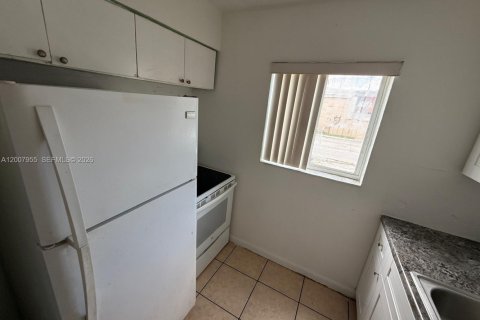 Condominio en alquiler en Miami, Florida, 2 dormitorios, 60.2 m2 № 2076268 - foto 4