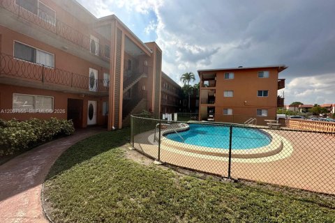 Condominio en alquiler en Miami, Florida, 2 dormitorios, 60.2 m2 № 2076268 - foto 10