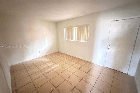 Condominio en alquiler en Miami, Florida, 2 dormitorios, 60.2 m2 № 2076268 - foto 3