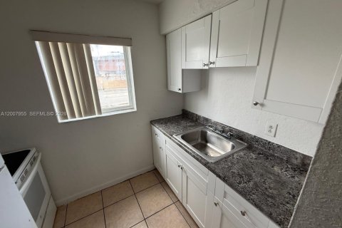 Condominio en alquiler en Miami, Florida, 2 dormitorios, 60.2 m2 № 2076268 - foto 5