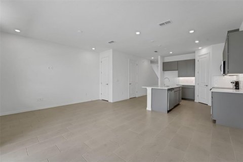 Townhouse in San Antonio, Florida 3 bedrooms, 148.83 sq.m. № 2374055 - photo 17