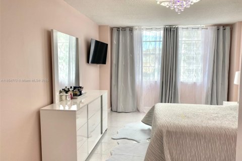 Copropriété à vendre à Sunny Isles Beach, Floride: 1 chambre, 87.61 m2 № 1962513 - photo 12