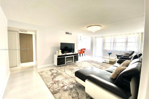 Copropriété à vendre à Sunny Isles Beach, Floride: 1 chambre, 87.61 m2 № 1962513 - photo 11