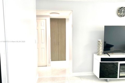 Copropriété à vendre à Sunny Isles Beach, Floride: 1 chambre, 87.61 m2 № 1962513 - photo 23