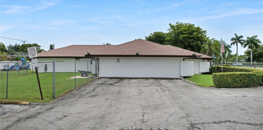 Коммерческая недвижимость в Майами, Флорида № 1979257