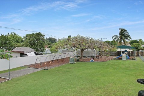 Купить коммерческую недвижимость в Майами, Флорида № 1979257 - фото 2