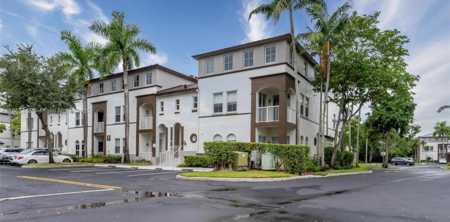 Condominio en Miramar, Florida, 3 dormitorios № 1928478