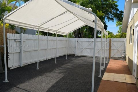 Villa ou maison à vendre à Miami, Floride: 3 chambres, 136.75 m2 № 2085422 - photo 2