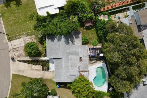 House in Saint Petersburg, Florida 4 bedrooms, 169.08 sq.m. № 1835634 - photo 2
