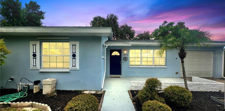 House in Saint Petersburg, Florida 4 bedrooms, 169.08 sq.m. № 1835634