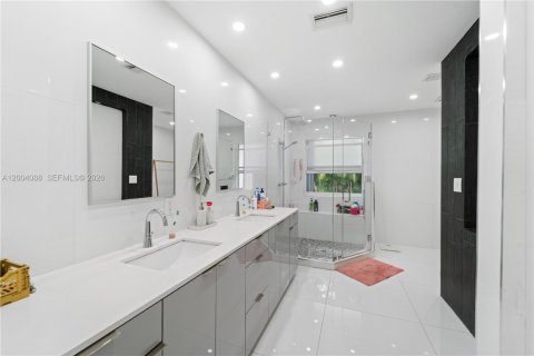 House in Coral Gables, Florida 3 bedrooms, 238.2 sq.m. № 2068546 - photo 19