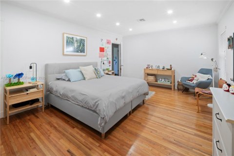 House in Coral Gables, Florida 3 bedrooms, 238.2 sq.m. № 2068546 - photo 16