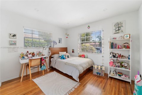 House in Coral Gables, Florida 3 bedrooms, 238.2 sq.m. № 2068546 - photo 22