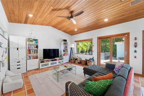 House in Coral Gables, Florida 3 bedrooms, 238.2 sq.m. № 2068546 - photo 13