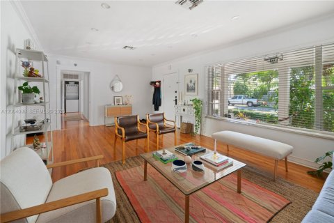 House in Coral Gables, Florida 3 bedrooms, 238.2 sq.m. № 2068546 - photo 5