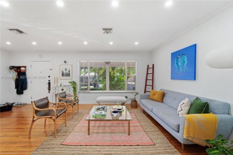 House in Coral Gables, Florida 3 bedrooms, 238.2 sq.m. № 2068546 - photo 3