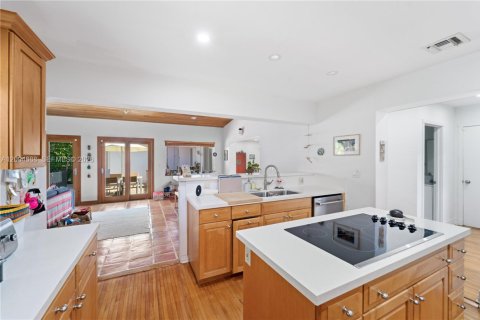 House in Coral Gables, Florida 3 bedrooms, 238.2 sq.m. № 2068546 - photo 8