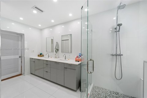 House in Coral Gables, Florida 3 bedrooms, 238.2 sq.m. № 2068546 - photo 20