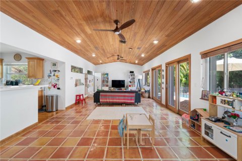 House in Coral Gables, Florida 3 bedrooms, 238.2 sq.m. № 2068546 - photo 11