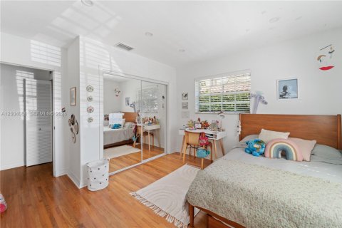 House in Coral Gables, Florida 3 bedrooms, 238.2 sq.m. № 2068546 - photo 24