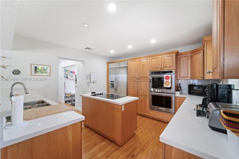 House in Coral Gables, Florida 3 bedrooms, 238.2 sq.m. № 2068546 - photo 9