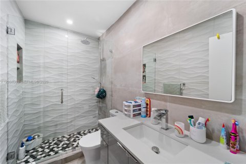 House in Coral Gables, Florida 3 bedrooms, 238.2 sq.m. № 2068546 - photo 25