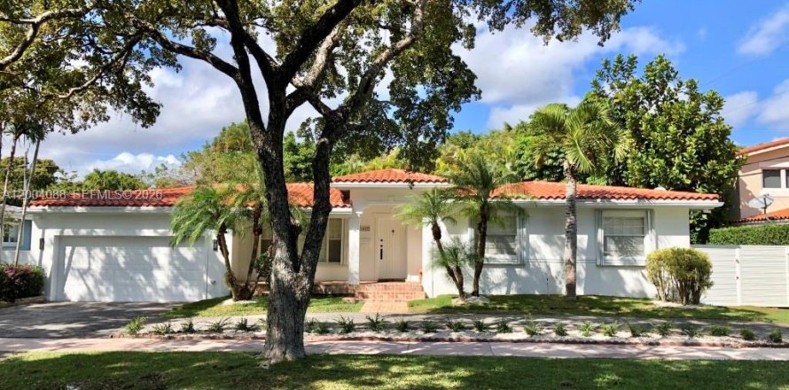 House in Coral Gables, Florida 3 bedrooms, 238.2 sq.m. № 2068546