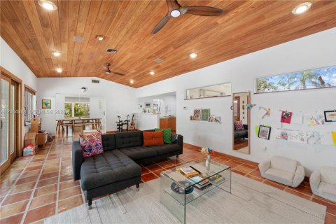 House in Coral Gables, Florida 3 bedrooms, 238.2 sq.m. № 2068546 - photo 15