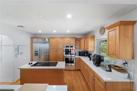 House in Coral Gables, Florida 3 bedrooms, 238.2 sq.m. № 2068546 - photo 10