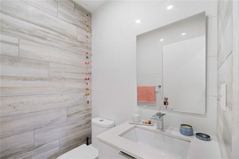 House in Coral Gables, Florida 3 bedrooms, 238.2 sq.m. № 2068546 - photo 26