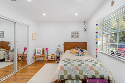 House in Coral Gables, Florida 3 bedrooms, 238.2 sq.m. № 2068546 - photo 28