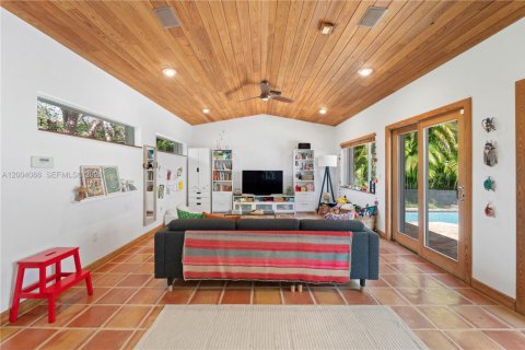 House in Coral Gables, Florida 3 bedrooms, 238.2 sq.m. № 2068546 - photo 12