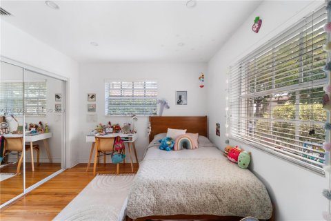 House in Coral Gables, Florida 3 bedrooms, 238.2 sq.m. № 2068546 - photo 23