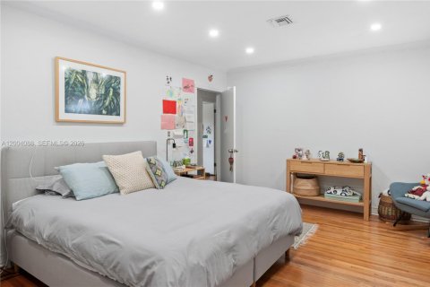 House in Coral Gables, Florida 3 bedrooms, 238.2 sq.m. № 2068546 - photo 17